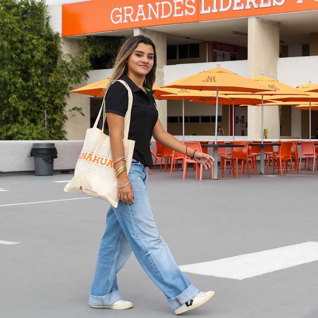 Alumna Anáhuac Mayab caminando con bolsa de tela