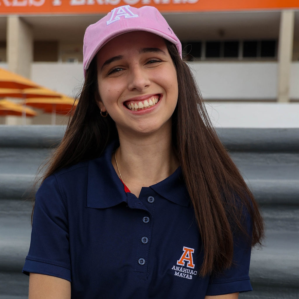 Alumna Anáhuac Mayab con gorra rosa