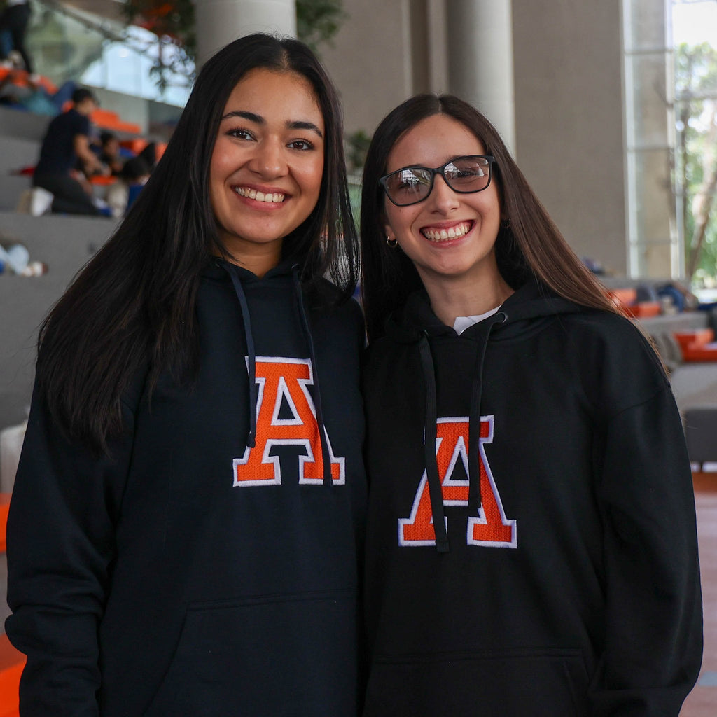 Alumnas Anáhuac Mayab con sudaderas AM Shop